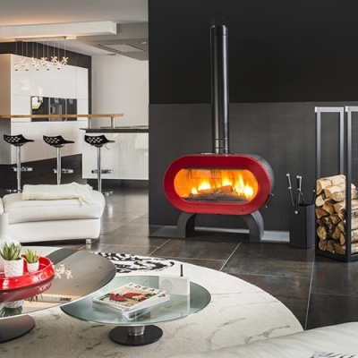 Lareira vermelha moderna com fogo na sala contemporânea