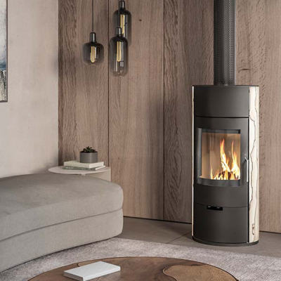 Lareira a pellets moderna em sala com sofá cinzento e parede de madeira