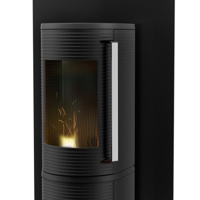 Lareira cilíndrica preta com vidro e painel de proteção preto