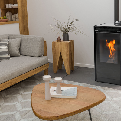 Sala de estar com sofá de madeira e lareira a lenha