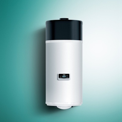 Aparelho cilíndrico branco com tampa preta e visor frontal contra fundo azul esverdeado