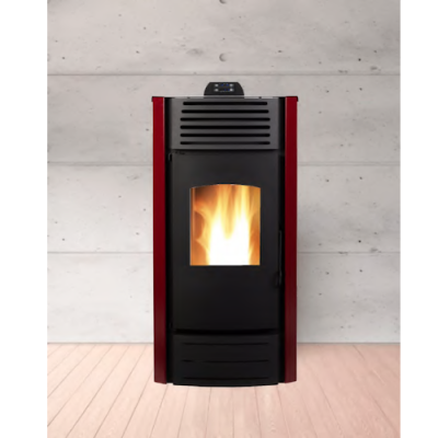 Estufa de pellet preta com laterais vermelhas e chama visível no vidro