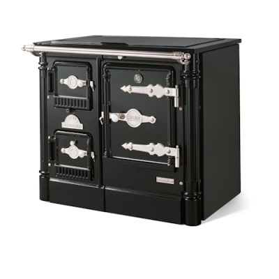 Fogão a lenha preto com detalhes cromados sobre fundo branco