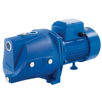 bomba de água azul metálica com motor elétrico e conexões rosqueadas em fundo branco