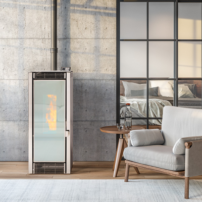 Lareira moderna com vidro mostrando fogo numa sala com poltrona cinza e parede de cimento.