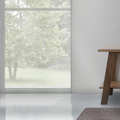 Salamandra preta e branca num interior moderno com móveis em madeira e lava-loiça