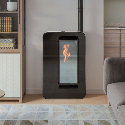 Lareira moderna a lenha em sala de estar com estante clara e sofá cinzento