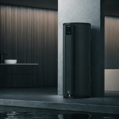 Aparelho preto cilíndrico com ecrã digital num ambiente moderno cinzento