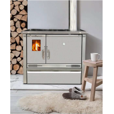 Fogão a lenha cinza com chaminé, banco de madeira, chávena branca, tapete branco e lenha