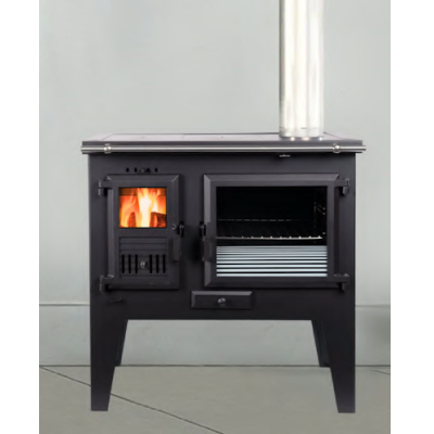 Fogão a lenha preto com fogo visível e chaminé metálica