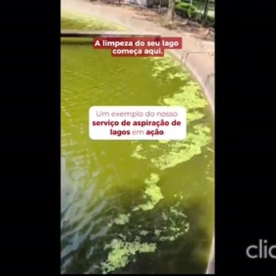 Máquina a limpar algas e detritos numa lagoa com textos promocionais em português.