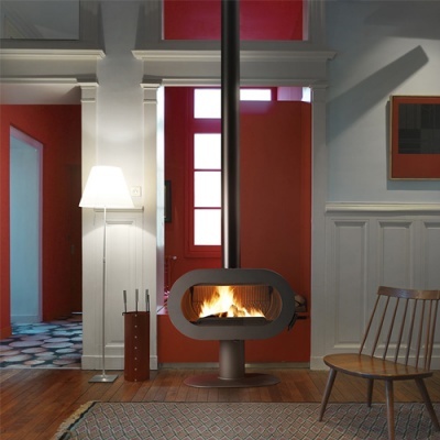 Lareira a lenha moderna com tubo, porta vermelha e cadeira de madeira