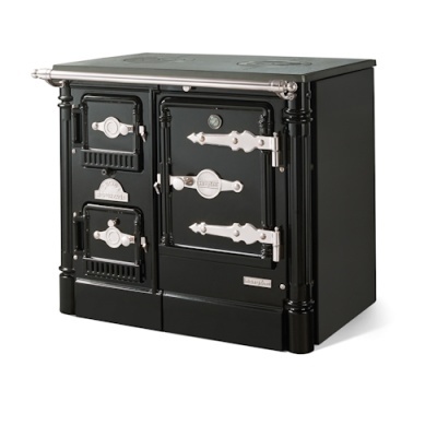 Fogão a lenha preto com portas e detalhes metálicos prateados