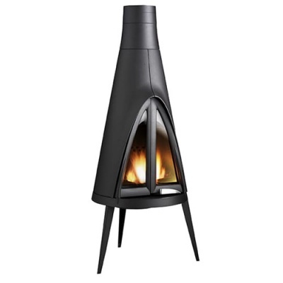 Lareira metálica preta com pernas e porta de vidro e fogo visível