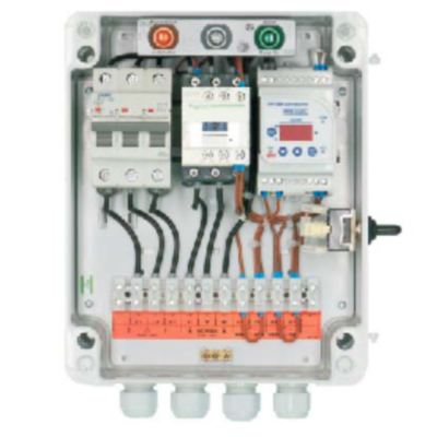 Painel elétrico com botões, interruptores e controle digital em caixa branca