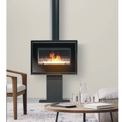 Lareira moderna a gás com estrutura preta e fogo visível numa sala minimalista