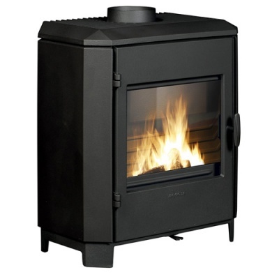 Lareira a lenha preta em metal com chama visível através da porta de vidro