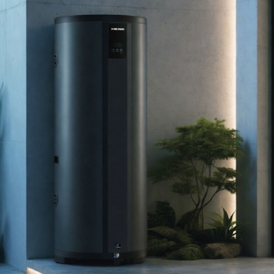 Caldeira preta com painel digital num espaço interior com plantas.