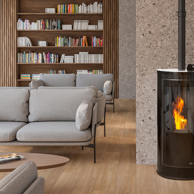 Lareira a lenha preta com chamas numa sala moderna com sofá cinza, mesa de madeira e estantes de livros