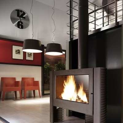 Lareira moderna em metal cinzento com fogo num ambiente de sala contemporânea