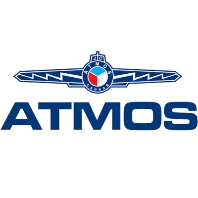Logótipo da marca ATMOS em azul com emblema circular vermelho e azul