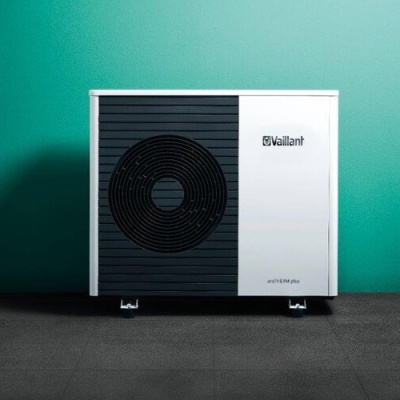 Unidade exterior de ar condicionado Vaillant aroTHERM plus branca e preta