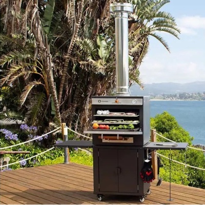 Churrasqueira de exterior em metal preto com vista para o mar