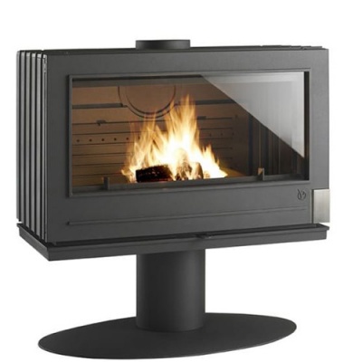 Lareira de metal preto com porta de vidro e fogo visível