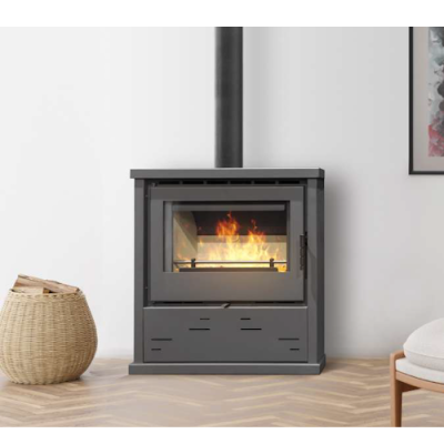 Lareira metálica com fogo aceso numa sala com parquet e cesta de lenha