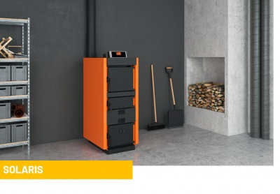 Aquecedor ou caldeira laranja e preta junto a lareira com lenha