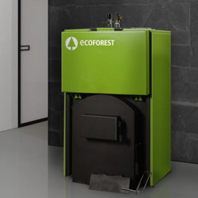Caldaria ECOFOREST verde com porta preta num chão cinzento e parede de azulejos escuros