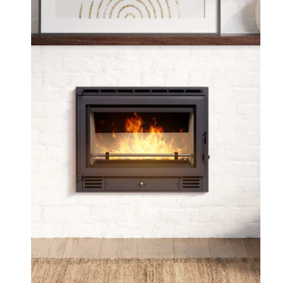 Lareira embutida com porta de vidro acesa