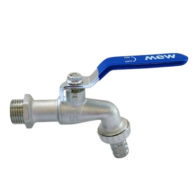 Torneira metálica prateada com manípulo azul e texto MEW.
