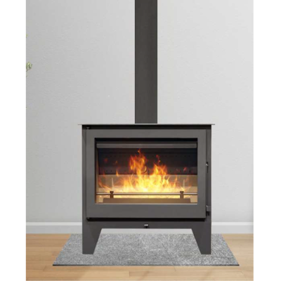 Lareira moderna preta com vidro e chamas visíveis