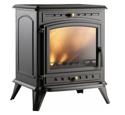 Fogão a lenha preto em ferro fundido com vidro frontal e detalhes decorativos