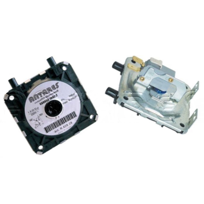 Dois componentes mecânicos, um plástico preto com etiqueta branca, outro metálico cinza sobre fundo branco