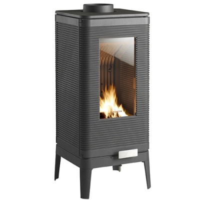 Lareira a lenha metálica preta com porta de vidro e fogo aceso