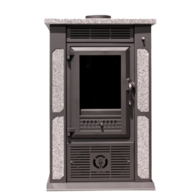 Fogão ou salamandra cinzenta escura com painéis em pedra cinza clara e vidro frontal