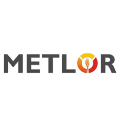 Logótipo da marca METLOR com letras pretas e símbolo circular laranja e amarelo