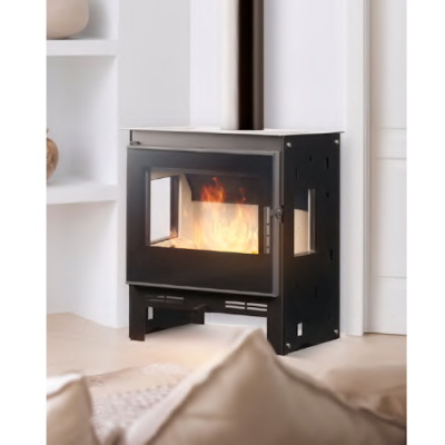 Lareira a lenha moderna preta com vidro em sala branca