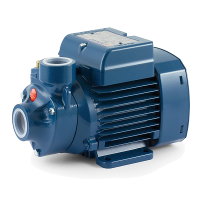 Bomba de água azul com placa técnica metálica sobre fundo branco