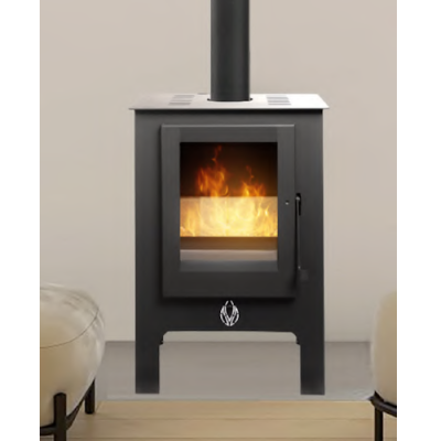 Lareira a lenha preta com vidro a mostrar chama entre dois sofás cor bege