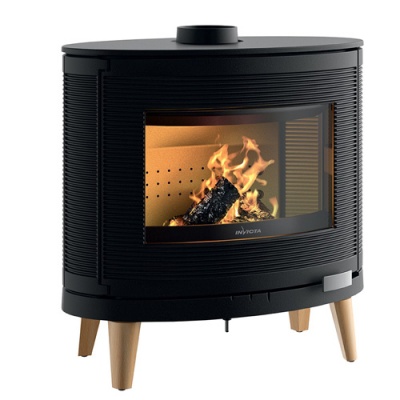 Lareira a lenha preta com vidro e pés de madeira clara