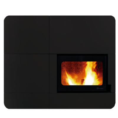 Lareira moderna embutida com painéis pretos e fogo visível