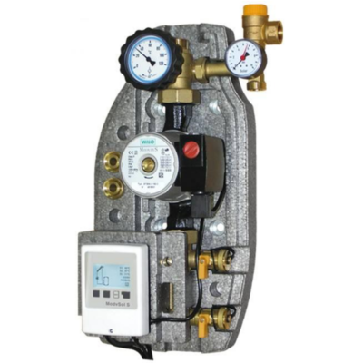 Painel hidráulico com bomba circuladora, manómetros, válvulas e dispositivo digital em estrutura cinzenta com isolamento
