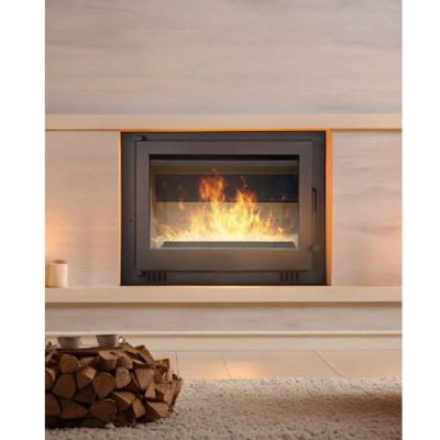 Lareira embutida preta com fogo aceso e lenha ao lado