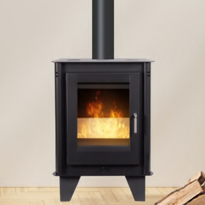 Lareira a lenha preta com fogo no interior e madeira para lenha ao lado