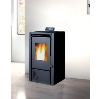 Estufa a pellets preta com chama visível em ambiente interior