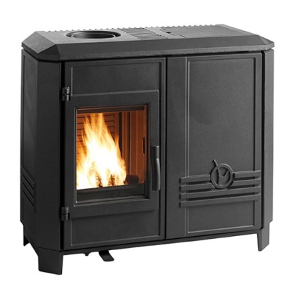 Fogão a lenha preto com duas portas e fogo visível numa das portas de vidro