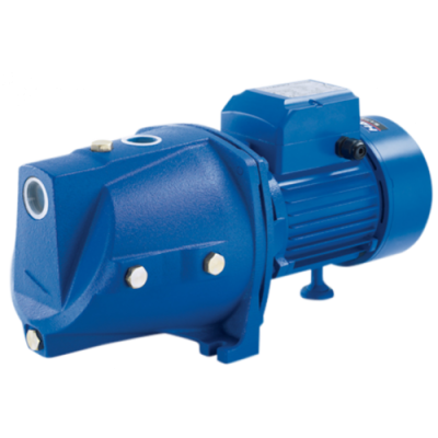 bomba de água azul metálica com motor elétrico e conexões rosqueadas em fundo branco